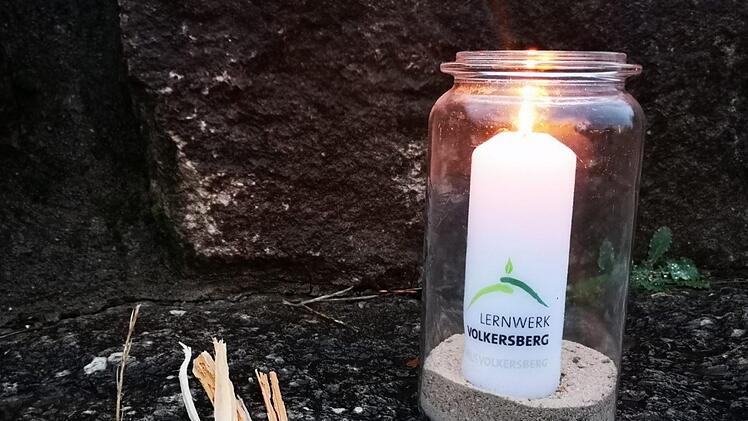 Das Friedenslicht aus der Geburtsgrotte in Bethlehem steht in den nächsten Tagen in der Wallfahrtskirche am Volkersberg und kann zwischen 9 und 17 Uhr abgeholt werden. Eine kleine Laterne sollte mitgebracht werden. Foto: Marion Eckert