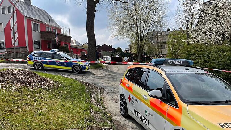 Kleintransporter f&auml;hrt r&uuml;ckw&auml;rts und &uuml;bersieht Fu&szlig;g&auml;ngerin