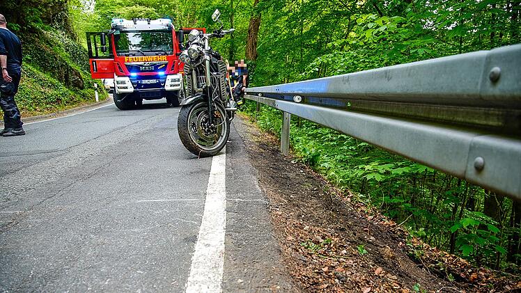 Motorrad von Stra&szlig;e abgekommen und gegen Leitplanke gekracht