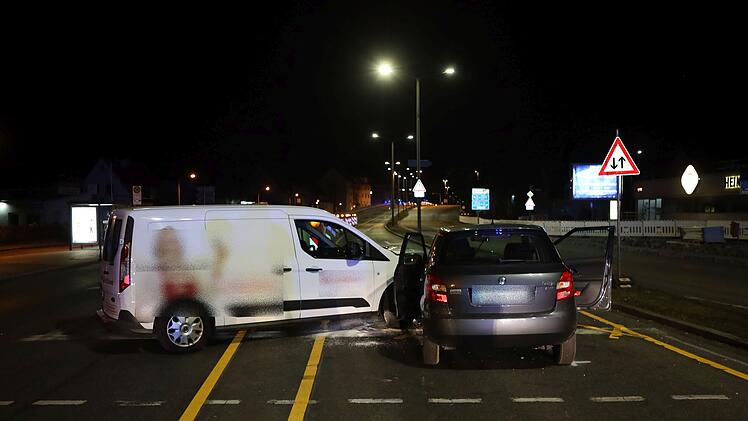 Wendevorgang geht schief: Fahrzeug der Johanniter übersieht entgegenkommendes Auto