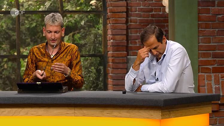 Julian Schmitz-Avila konnte angesichts des besonderen Unikats gar nicht hinsehen.