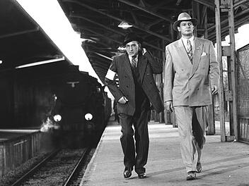 Gemeinsam mit seinem Buchh&auml;ndler Stern (Ben Kingsley, links) will Oskar Schindler (Liam Neeson) das Leben der Juden retten.