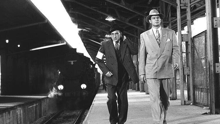 Gemeinsam mit seinem Buchh&auml;ndler Stern (Ben Kingsley, links) will Oskar Schindler (Liam Neeson) das Leben der Juden retten.