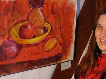 Helena Rippel ist mit dem Gemälde einer bunten Obstschale auf der Ausstellung vertreten. Fotos: Mona Lisa Eigenfeld
