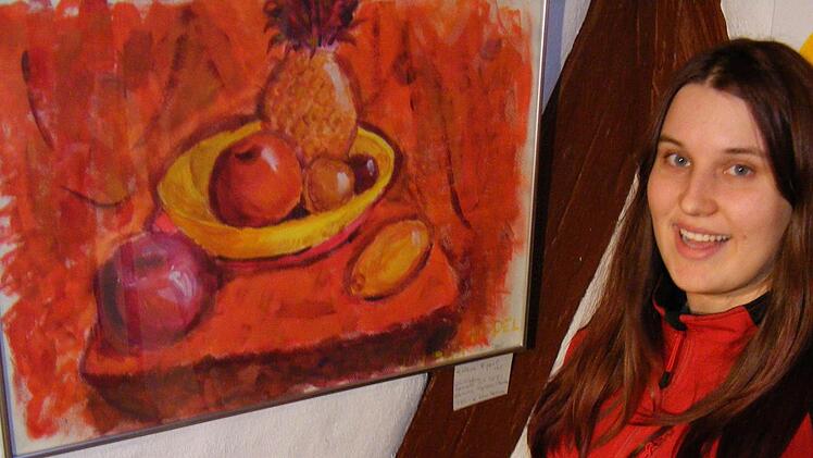 Helena Rippel ist mit dem Gemälde einer bunten Obstschale auf der Ausstellung vertreten. Fotos: Mona Lisa Eigenfeld