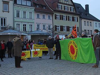 Mahnwache auf dem Kulmbacher Marktplatz. Fotos: Katrin Geyer