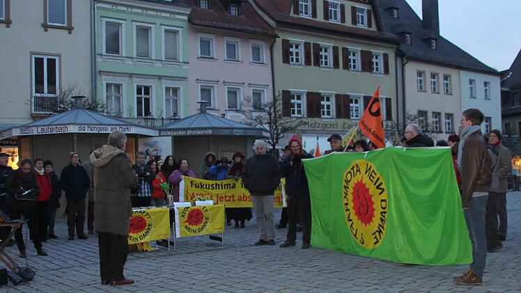 Mahnwache auf dem Kulmbacher Marktplatz. Fotos: Katrin Geyer