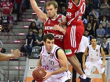 Jared Jordan (mit Ball) hat sich wieder einmal bis zum Korb durch gekämpft und passt zu einem freien Flügelspieler. Anton Gavel (l.) und Alex Renfroe können den Spielmacher nicht stoppen. Foto: Kilian Schmitt