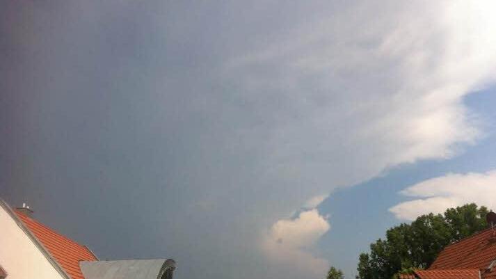 Dunkle Wolken über Dörfleins am Donnerstagnachmittag. Foto: Wilhelm Seucan