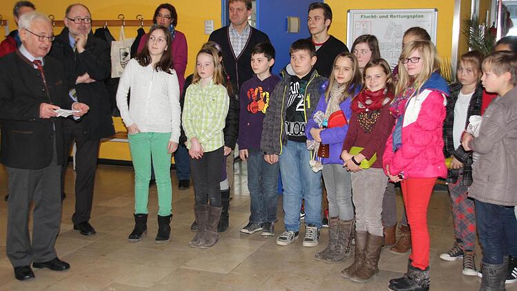 Landrat Rudolf Handwerker (links) stellte sich und seine Ideen den jungen Schülern vor.