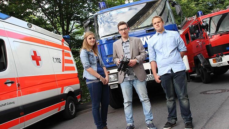 Regisseur, Kameramann und Cutter Julian Barthel neben den beiden Hauptdarstellern Michelle Philippen und Niklas Löhlein. Foto: Laura Scheler