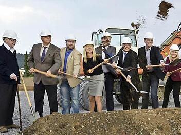 Beim ersten Spatenstich für die Dr.-Schneider-Betriebskantine packten Gesellschafter, Geschäftsführung, Betriebsrat und das Bauteam und -leitung mit an. Foto: Dr.Schneider Unternehmensgruppe