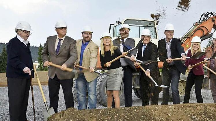 Beim ersten Spatenstich für die Dr.-Schneider-Betriebskantine packten Gesellschafter, Geschäftsführung, Betriebsrat und das Bauteam und -leitung mit an. Foto: Dr.Schneider Unternehmensgruppe