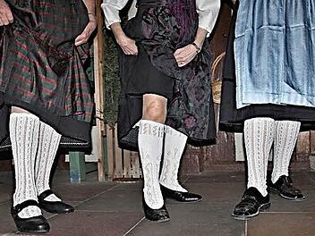 Selbst gehäkelte Kniestrümpfe gehören zu einer richtigen Tracht dazu, finden die Untermerzbacher Frauen.  Foto: Helmut Will/Archiv