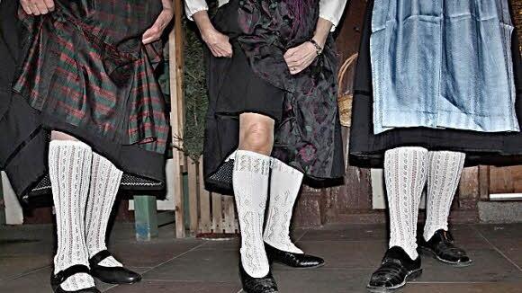 Selbst gehäkelte Kniestrümpfe gehören zu einer richtigen Tracht dazu, finden die Untermerzbacher Frauen.  Foto: Helmut Will/Archiv