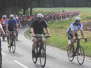 Eine endlose Schlange von Radlern rollte bei der BR-Radltour 2013 dem Etappenziel Erlangen entgegen. Heuer werden die 1200 Radler Höchstadt ansteuern. Wie vor zwei Jahren will auch diesmal wieder Innenminister Joachim Herrmann (Mitte) dabei sein. Foto: Michael Busch