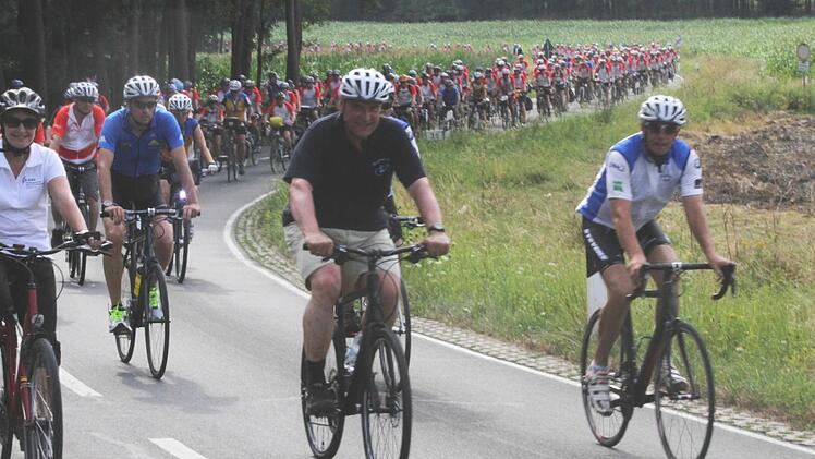 Eine endlose Schlange von Radlern rollte bei der BR-Radltour 2013 dem Etappenziel Erlangen entgegen. Heuer werden die 1200 Radler Höchstadt ansteuern. Wie vor zwei Jahren will auch diesmal wieder Innenminister Joachim Herrmann (Mitte) dabei sein. Foto: Michael Busch