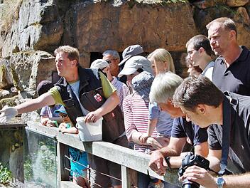 Tierpfleger Arno Schlereth (links) und Wildpark-Leiter Axel Maunz erläutern während der Fütterung den Besuchern das Leben der Fischotter.  Foto: Dobschütz