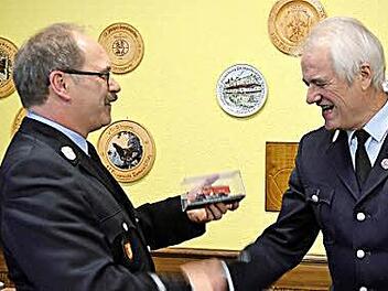 Kommandant und Vereinsvorsitzender Georg Grom (links) verabschiedete in Robert Rost aus dem aktiven Dienst. Eigentlich ist das unüblich, aber Rost war über 43 Jahre aktiver Feuerwehrmann, davon 17 Jahre Stellvertreter und sechs Jahre Kommandant.