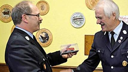 Kommandant und Vereinsvorsitzender Georg Grom (links) verabschiedete in Robert Rost aus dem aktiven Dienst. Eigentlich ist das unüblich, aber Rost war über 43 Jahre aktiver Feuerwehrmann, davon 17 Jahre Stellvertreter und sechs Jahre Kommandant.