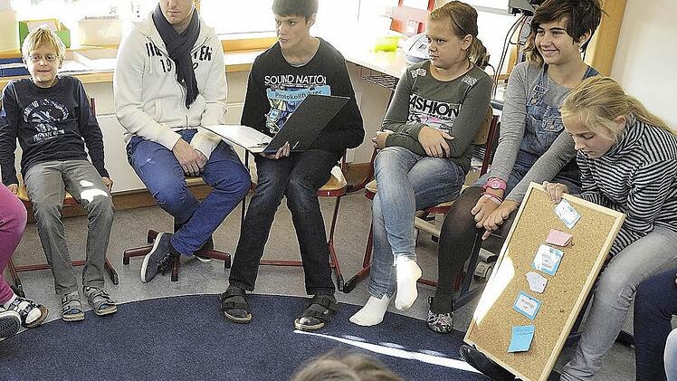 Die Sitzordnung ist nicht mehr zwangsweise ein Tisch hinter dem anderen. Im offenen Stuhlkreis lässt sich viel besser kommunizieren.