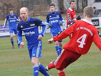 Johannes Müller (blaues Trikot) will das Spiel "seiner" Mitwitzer gegen Kleintettau erneut als Stratege im Mittelfeld mitbestimmen.  Foto: Herbert Kalb