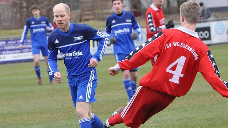 Johannes Müller (blaues Trikot) will das Spiel "seiner" Mitwitzer gegen Kleintettau erneut als Stratege im Mittelfeld mitbestimmen.  Foto: Herbert Kalb