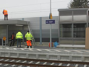 Der Fahrstuhl am Ebensfelder Bahnhof funktioniert bereits - der Notrufmelder muss jedoch noch eingebaut werden.  Foto: Matthias Einwag