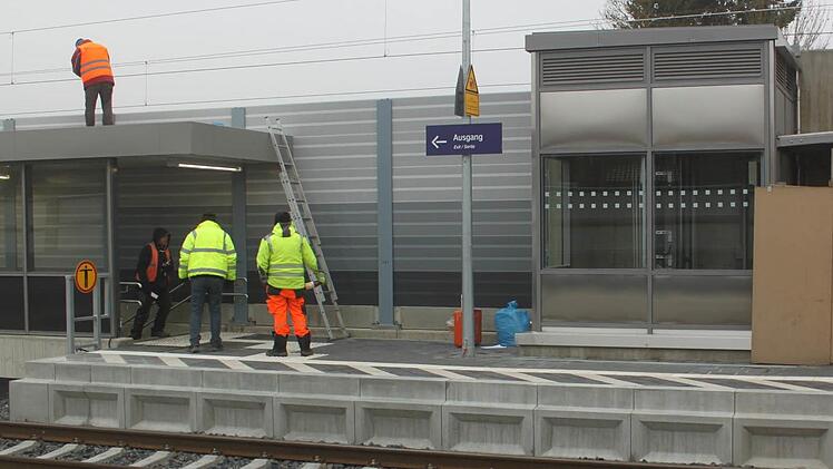 Der Fahrstuhl am Ebensfelder Bahnhof funktioniert bereits - der Notrufmelder muss jedoch noch eingebaut werden.  Foto: Matthias Einwag