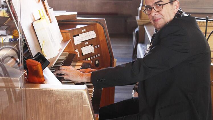 Kirchenmusikdirektor (KMD) Jörg Wöltche spielt zum 500. Reformationsjubiläum Vertonungen des bekannten Luther-Chorals. Foto: Petr Chamrád