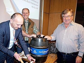 Bürgermeister Heinrich Süß sticht, assistiert von Andreas Süß und Rudolf Keck (v. l.), das Fass an. Foto: Richard Sänger