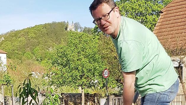 Ulrich D&ouml;lker pflanzte in die Gr&uuml;nanlage am Tuchanger einen "Baum des Jahres 2018", eine Felsenbirne.  Foto: Brigitte Krause