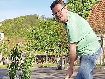 Ulrich Dölker pflanzte in die Grünanlage am Tuchanger einen "Baum des Jahres 2018", eine Felsenbirne.  Foto: Brigitte Krause
