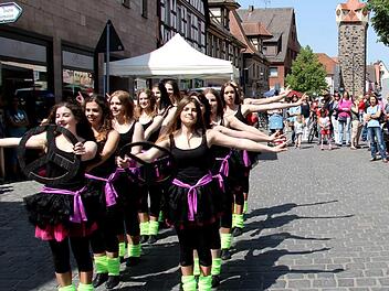 Auf der Hauptstraße gab es Tanzeinlagen.Fotos: Richard Sänger