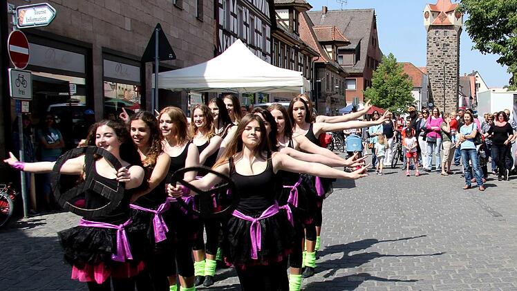 Auf der Hauptstraße gab es Tanzeinlagen.Fotos: Richard Sänger