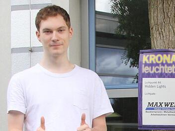 "Kronach leuchtet" findet der Schüler Philipp Mayer jetzt sicherlich noch besser: Durch die Gäste des chinesischen Generalkonsulats konnte er noch einen Platz im Chinese Bridge Summer Camp ergattern und fliegt bald nach China.  Foto: Theresa Schiffl