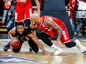 Mit viel Energie ging Maurice Stuckey (rechts) zu Werke: Nach seinen beiden Dreiern und diesem Ballgewinn gegen Siyani Chambers sprang der Funke im dritten Viertel auch auf die Fans über. Foto: Daniel Löb