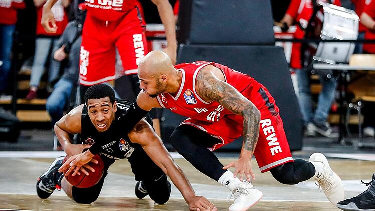 Mit viel Energie ging Maurice Stuckey (rechts) zu Werke: Nach seinen beiden Dreiern und diesem Ballgewinn gegen Siyani Chambers sprang der Funke im dritten Viertel auch auf die Fans über. Foto: Daniel Löb