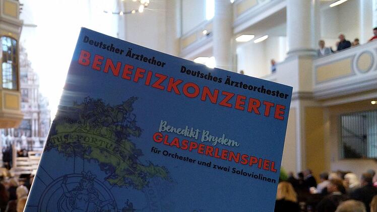 Reichlich Applaus gab es für das Benefizkonzert mit dem Deutschen Ärzteorchester und dem Deutschen Ärztechor in der Coburger Morizkirche.Foto: Jochen Berger