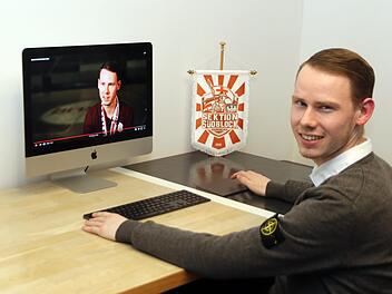 Lukas Winkler an seinem - aus Arena-Parkett gefertigten - Schreibtisch...