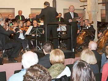 Das Instrumental-Collegium unter der Leitung von Heinz Wilk, der Zeitlos-Chor unter der Leitung von Ulrike Bauer-Trolp und mehrere Solisten, hier der Bariton Bernd Legal, beeindruckten beim Weihnachtskonzert der Stadt die zahlreichen Besucher.  Fotos: Alfred Thieret