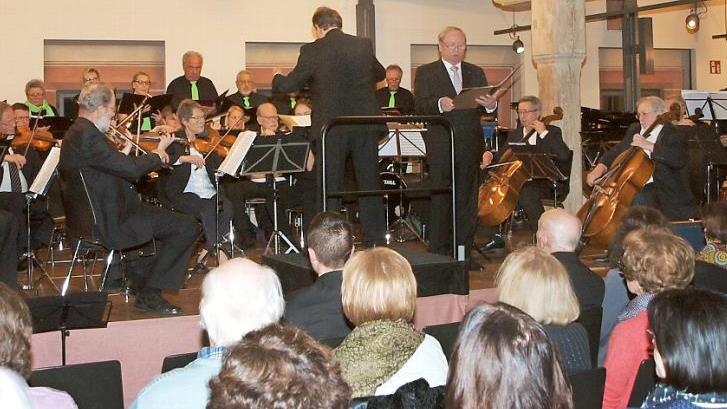 Das Instrumental-Collegium unter der Leitung von Heinz Wilk, der Zeitlos-Chor unter der Leitung von Ulrike Bauer-Trolp und mehrere Solisten, hier der Bariton Bernd Legal, beeindruckten beim Weihnachtskonzert der Stadt die zahlreichen Besucher.  Fotos: Alfred Thieret