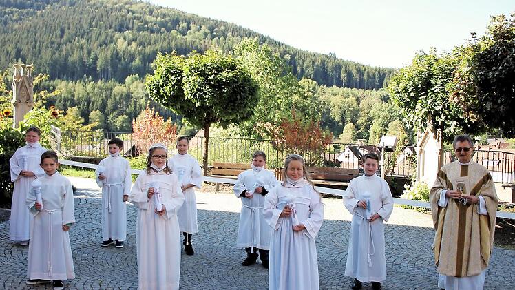 Vor einer eindrucksvollen Kulisse stellten sich die Erstkommunionkinder der zweiten Gruppe zusammen mit Pater Jan Poja zu einem Erinnerungsbild. Fotos: Susanne Deuerling