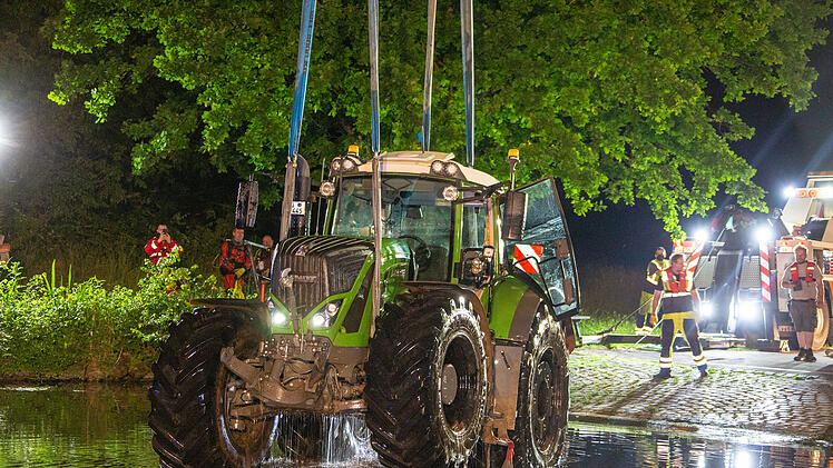Ungewöhnlicher Wasserrettungseinsatz: Traktor rollt rückwärts in den Main