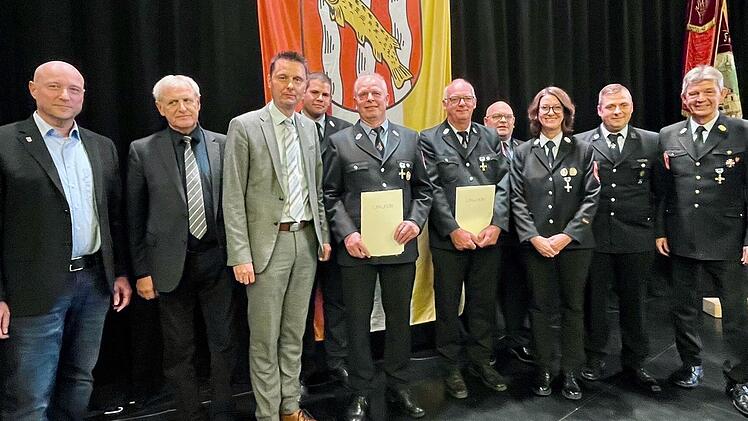 Mehrere Feuerwehrleute wurden für 40 Jahre Dienst ausgezeichnet.