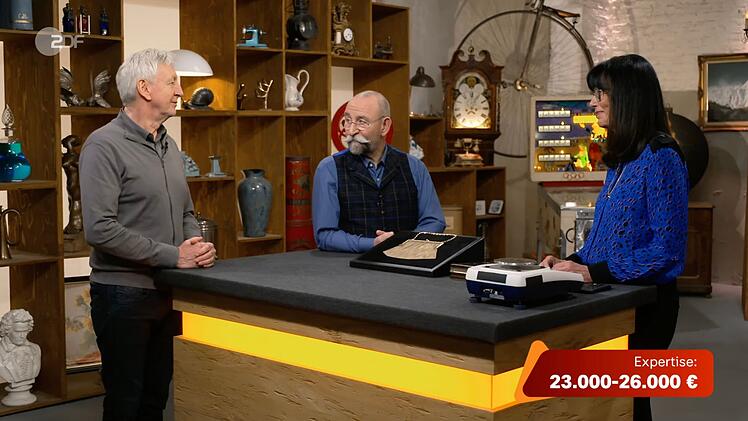 Heide Rezepa-Zabel bewertete das Objekt mit 23.000 bis 26.000 Euro. "Ich bin beeindruckt", gestand Horst Lichter (Mitte), als er dem Verk&auml;ufer die H&auml;ndlerkarte aush&auml;ndigte.