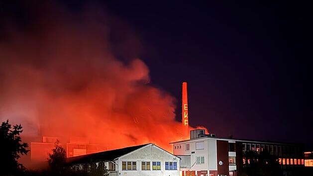 "Brand Industriegeb&auml;ude": Feuerwehr r&uuml;ckt zu L&ouml;scheinsatz auf Gel&auml;nde des fr&uuml;heren M&ouml;belwerks &bdquo;EKA&rdquo; in Dietersheim aus