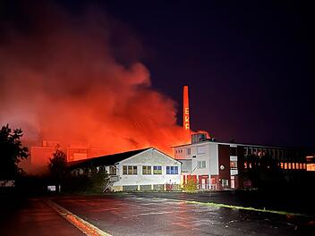 "Brand Industriegeb&auml;ude": Feuerwehr r&uuml;ckt zu L&ouml;scheinsatz auf Gel&auml;nde des fr&uuml;heren M&ouml;belwerks &bdquo;EKA&rdquo; in Dietersheim aus