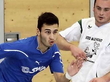 Yasin Sahan vom SV Türkgücü Neustadt ist einer der vielen türkischen "Hallencracks". Neben dem Team aus der Puppenstadt sind mit dem FC Anadoluspor Coburg und dem SV Bosporus Coburg zwei weitere ambitionierte Teams in der Zwischenrunde der Hallenkreismeisterschaft vertreten. Dann steigen erstmals auch die Bezirksligisten und Landesligist FC Burgkunstadt in den laufenden Wettbewerb ein. Foto: Timo Geldner