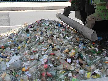 Die Ladeklappe des Lastwagens hat sich geöffnet und das Glas klirrte auf die Bundesstraße. Fotos: Marco Meißner